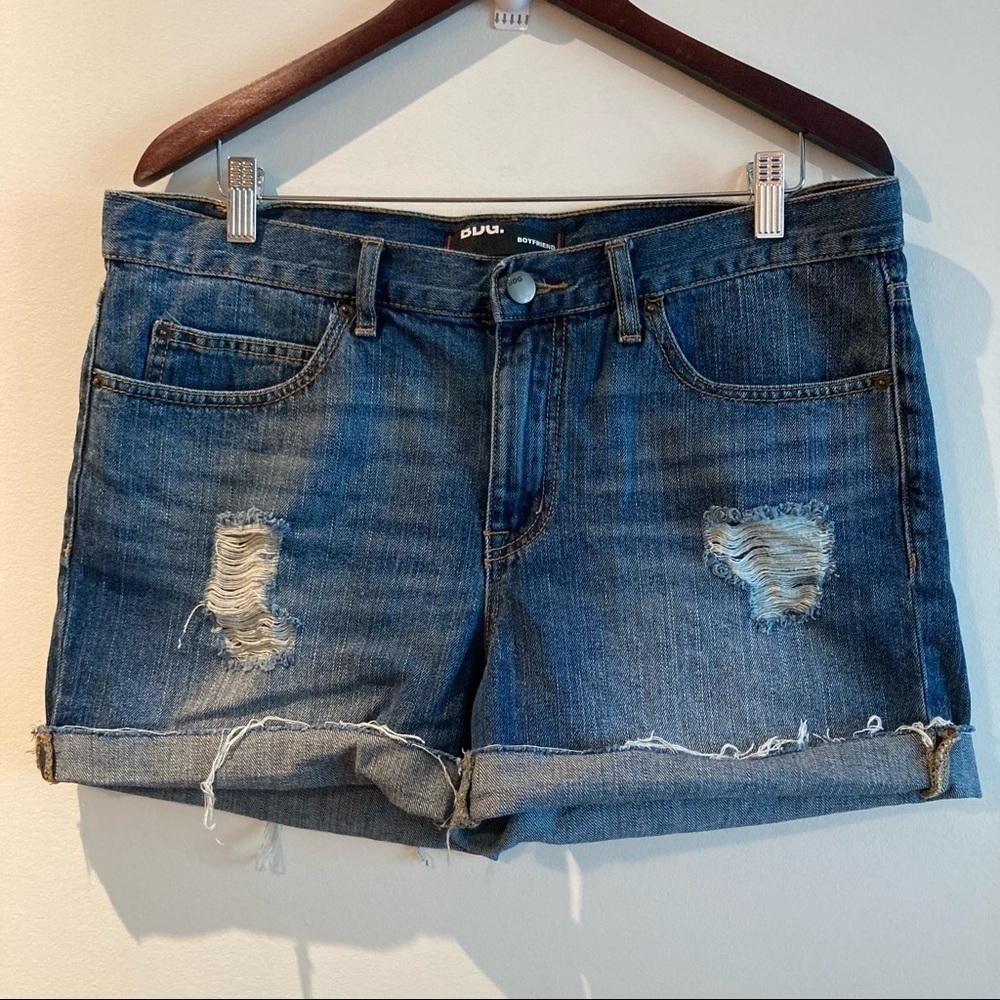 BDG Sz 32 Boyfriend Distressed High Rise Mid-Wash Shorts